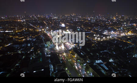 Eine Luftaufnahme des Democracy Monument in Banglumpoo nach Osten in Richtung Innenstadt in Bangkok, Thailand. Stockfoto