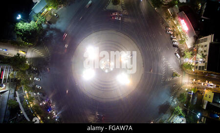 Eine Luftaufnahme des Democracy Monument in Banglumpoo nach Osten in Richtung Innenstadt in Bangkok, Thailand. Stockfoto