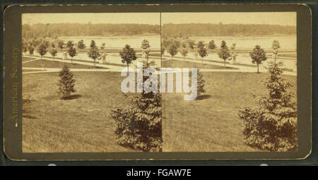 Dieses Foto zeigt den Spring Lake im Druid Hill Park, der das ruhige Wasser und die umliegende grüne Landschaft des Parks im späten 19. Jahrhundert erfasst. Stockfoto