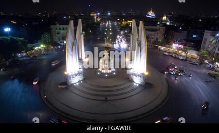 Eine Luftaufnahme des Democracy Monument in Banglumpoo nach Osten in Richtung Innenstadt in Bangkok, Thailand. Stockfoto