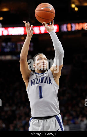 Philadelphia, Pennsylvania, USA. 13. Februar 2016. Villanova Wildcats guard Jalen Brunson (1) mit der Freiwurf-Versuch bei den NCAA-Basketball-Spiel zwischen der St. Johns Red Storm und die Villanova Wildcats im Wells Fargo Center in Philadelphia, Pennsylvania. Villanova Wildcats gewann 73 / 63. Christopher Szagola/CSM/Alamy Live-Nachrichten Stockfoto