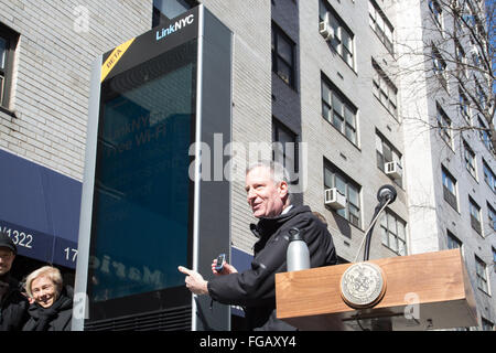 New York City, USA. 18. Februar 2016. Mayor de Blasio vergleicht seine Flip Handy auf die neue Link-Technologie, wie er kündigt die Veröffentlichung des LINKNYC-Programms, die größte und schnellste kostenlose kommunale WLAN-Netzwerk in der Welt. © Louise Wateridge/Pacific Press/Alamy Live-Nachrichten Stockfoto