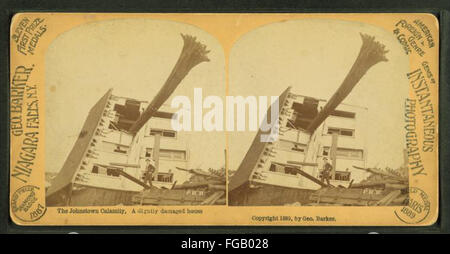 Dieses Foto von George Barker zeigt ein leicht beschädigtes Haus nach der Johnstown Calamity, das die Folgen der tragischen Flut darstellt. Stockfoto