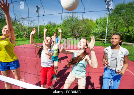 Jugendliche in Mannschaft spielen Volleyball auf dem Platz Stockfoto