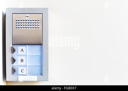 Silbertür Summer mit 3 Tasten beschriftet ABC auf Links, leeren weißen Wand rechts vom Bild. Stockfoto