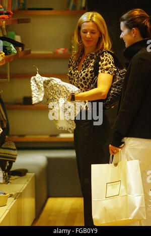 Gabby Logan Einkaufen in Bond St Boutique 6 Bilder (Kredit Bild © Jack Ludlam) Stockfoto