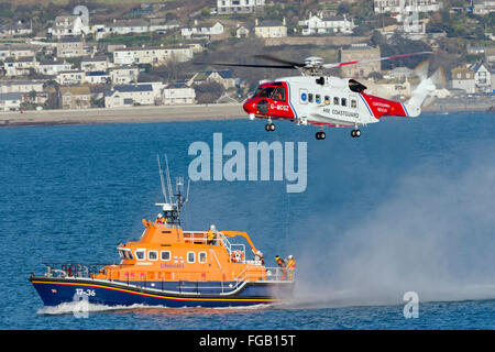 RNLI Penlee Rettungsboot auf Übung in Mounts Bay mit Bristow Küstenwache Hubschrauber Stockfoto