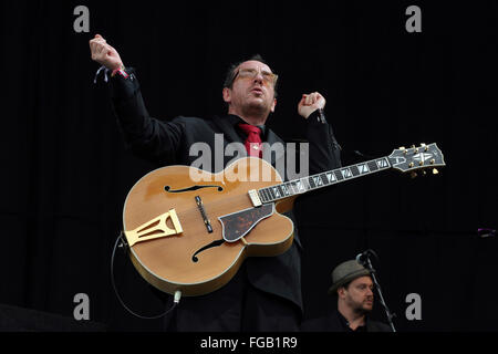 Elvis Costello auf der Pyramide Bühne, Glastonbury Festival 2005. Somerset, England, Vereinigtes Königreich. Stockfoto