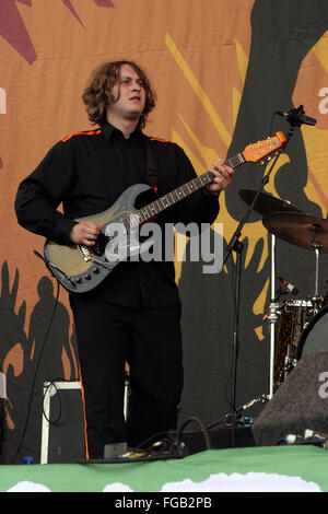 Dave McCabe lead-Sänger in The Zutons beim Glastonbury Festival 2005, Somerset, England, Vereinigtes Königreich. Stockfoto