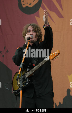 Dave McCabe lead-Sänger in The Zutons beim Glastonbury Festival 2005, Somerset, England, Vereinigtes Königreich... Stockfoto