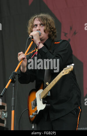 Dave McCabe lead-Sänger in The Zutons beim Glastonbury Festival 2005, Somerset, England, Vereinigtes Königreich. Stockfoto