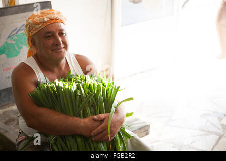 Ein Bauer hält einige Lauch im Großhandel Shop, Türkei. Stockfoto