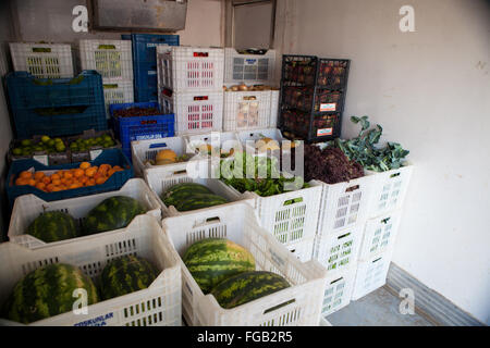 Kisten mit frisch geerntetem Obst und Gemüse zu den Hotels, Türkei geliefert werden. Stockfoto