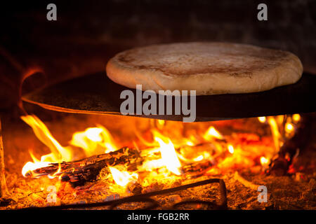 Ein türkisches Fladenbrot am offenen Feuer gebacken. Stockfoto