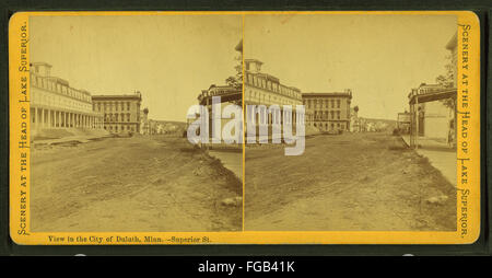 Dieses Foto zeigt einen Blick auf die Superior Street in Duluth, Minnesota, und erfasst die städtische Landschaft des frühen 20. Jahrhunderts. Stockfoto