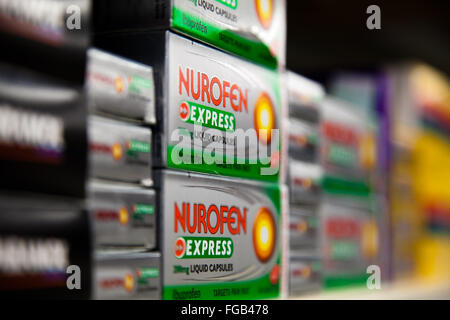 Nurofen Schmerzen Linderung Reihe in den Regalen in einer Apotheke in Nord-London Stockfoto