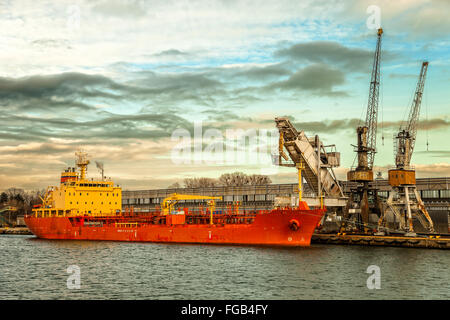 Schiff unter Belastung Stein im Hafen von Danzig, Polen. Stockfoto