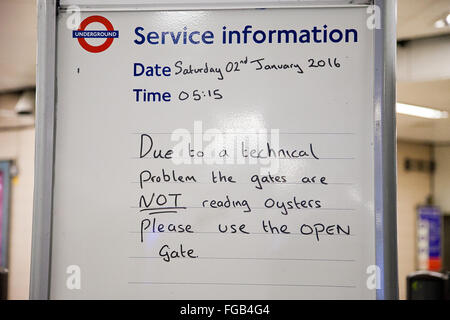 Melden Sie sich bei sieben Schwestern u-Bahnstation in Nord-London, Beratung Pendler über Ticket Barriere Oyster Cards nicht zu lesen. Stockfoto