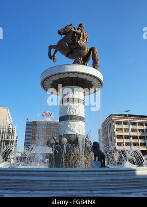 Skopje, Mazedonien - 30. September 2015: Statue von Alexander dem großen am Hauptplatz im Zentrum von Skopje, Brunnen Stockfoto