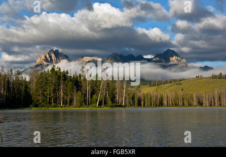 IDAHO - Wolken über Heyburn Berg in den frühen Morgenstunden am Seelein Rotbarsch in der Sawtooth National Recreation Area. Stockfoto