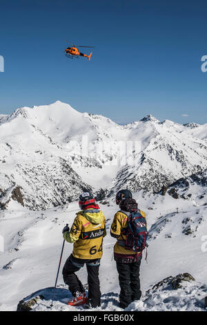 Skifahrer warten Hubschrauber Stockfoto
