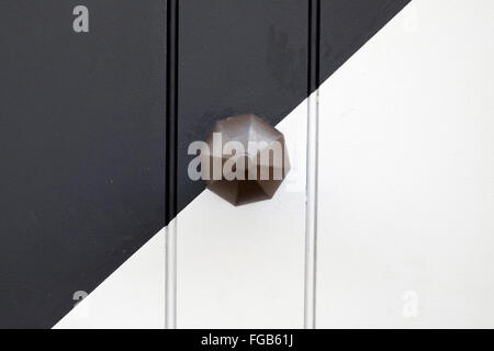 Eine Nahaufnahme einer Tür lackiert in schwarz / weiß