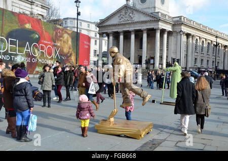 London, UK, 18. Februar 2016, der neue Direktor der Nationalgalerie in Trafalgar Square Dr. Gabriele Finaldi fordert die Beseitigung von Straßenmusikern und schwimmenden lebende Statuen von der Plaza vor der National Gallery und Ersatz mit mehr Approapriate Kunstformen. Stockfoto