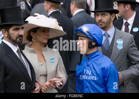 Scheich Mohammed Al Maktoum, dem Herrscher von Dubai, und Godolphin, Ställe, Jockey, Seide, Franki Dettori, Royal Ascot Pferderennen treffen, Ascot, Berkshire, England, Großbritannien Stockfoto