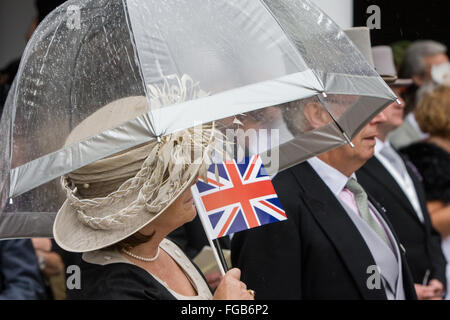 Nationale, Hymne, bei, Sport, Sport, Sport, Event, Events, Veranstaltung, Veranstaltungen, at, Musikpavillon, Union Jack, Flagge, Royal Ascot Pferderennen treffen, Ascot, Berkshire, England, UK. Europa. Stockfoto