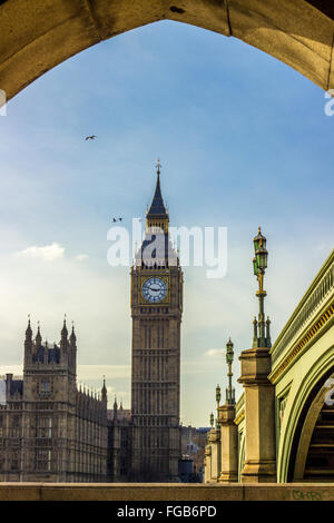 Die schöne Elizabeth Turm mit den Glocken von Big Ben und das Parlament in der Nähe einer Brücke über die Themse in London. Stockfoto