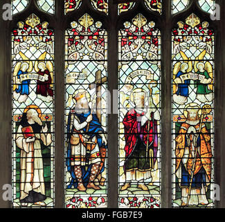 St. Columba, St. Oswald, St. Aidan, St. Cuthbert, Glasfenster von J. Powell & Sohn, 1900, Blakeney, Norfolk Stockfoto