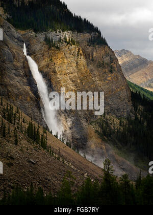 Blick auf gespeisten Wasserfälle an einem bewölkten Tag; Yoho-Nationalpark, in der Nähe von Golden, British Columbia, Kanada Stockfoto