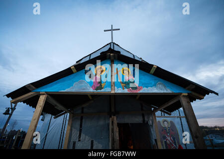 Ein Kreuz sitzt oben auf die Hauptkirche im Dschungel Flüchtlingslager, Calais. Gemälde von Flüchtlingen schmücken die Wände. Stockfoto