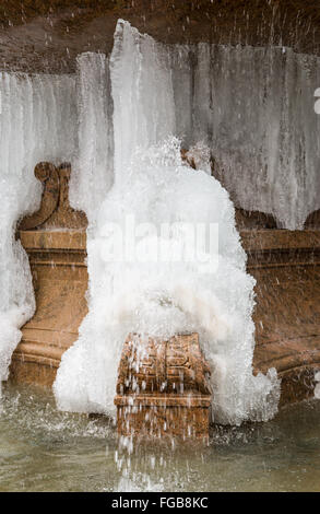 Nahaufnahme von Josephine Shaw Lowell Memorial Fountain im Bryant Park eingefroren nach rekordverdächtigen Kälte, New York City Stockfoto