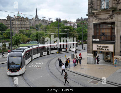 31. Mai 2014, verwandelt sich westwärts Straßenbahn in Princes Street, Edinburgh auf der ersten offiziellen Tag des Dienens, Edinburgh, Schottland. Stockfoto