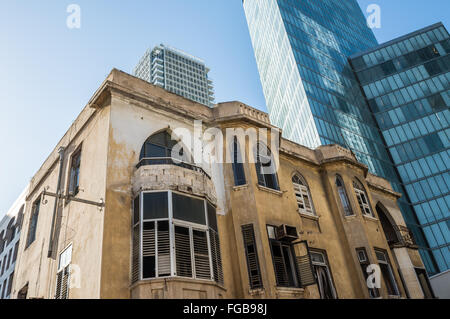 Verlassenes Haus mit modernen Bürogebäuden auf Hintergrund in der Stadt Tel Aviv, Israel Stockfoto