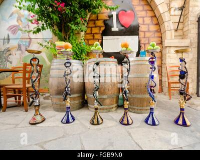 Sechs Shisha, aka Nargile oder Hookah in einem Restaurant mit Früchten an der Spitze. Ein sehr nahen Ostens Brauch. Stockfoto