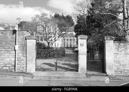 Ein sehr intelligentes Haus hinter großen Toren in Swainswick ganz in der Nähe der schönen Stadt Bath in England. 18. Februar 2016 Stockfoto