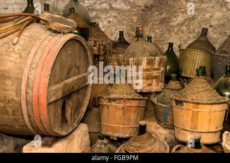 Alte Weinflaschen und Fass im Keller des Jagdschloss gebaut in der Toskana Italien-1500 n. Chr. gefunden. Stockfoto