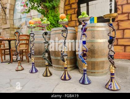 Sechs Shisha, aka Nargile oder Hookah in einem Restaurant mit Früchten an der Spitze. Ein sehr nahen Ostens Brauch. Stockfoto