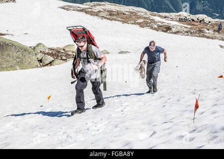 Zwei Menschen eine Ausbildung für eine Evakuierung im Notfall mit Schlitten in den französischen Alpen Stockfoto
