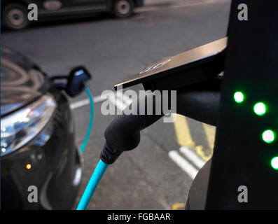 Auto-Ladestation für ein angetriebenen Renault ZOE Elektroauto Covent Garden London UK einstecken Stockfoto