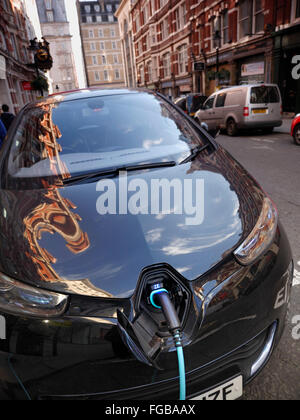 Netzstecker in car Ladestation für elektrisch betriebenen Renault ZOE Auto mit faszinierenden sun Reflexion Verbesserung der elektrischen Auto Technologien LONDON Stockfoto