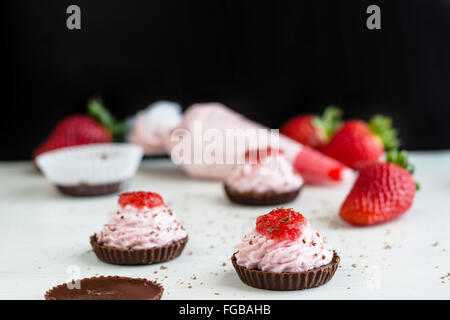 Mini-Schokoladen-Erdbeer-Mousse Dessert Stockfoto