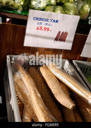 Chinesischen Supermarkt und frische chinesische Yamswurzel anzeigen in Chinatown Soho London UK Stockfoto