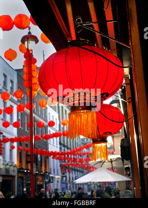 Chinesische Laternen beleuchtet bei Sonnenuntergang auf einem anstrengenden Tag in Chinatown Soho London UK Stockfoto