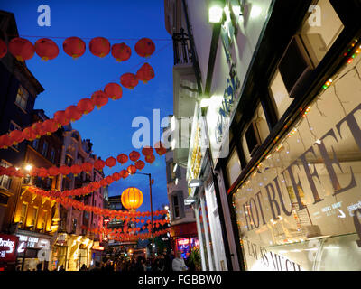 CHINESE BUFFET ZEICHEN rot Traditionelle Chinesische Laternen und typisch chinesischen Buffet Fenster im Vordergrund Chinatown Soho London UK Stockfoto