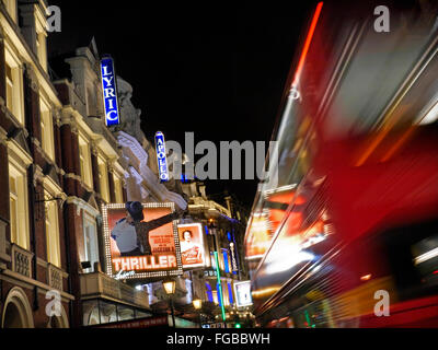 Theatreland beschäftigt mit roten Busse in Shaftesbury Avenue West End London UK Stockfoto