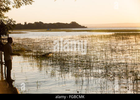 Ein Fischer angeln in der Abendsonne, See Hawassa, Äthiopien Stockfoto