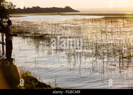 Ein Fischer angeln in der Abendsonne, See Hawassa Äthiopien Afrika Stockfoto
